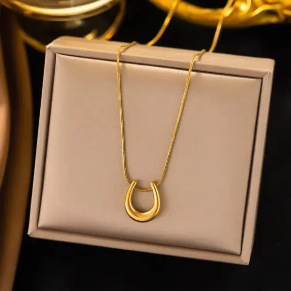 Wholesale PVD Coated Real Gold Plated 18K Gold U Shape 304 Stainless Steel Elegant Waterproof Non Tarnish 304 Stainless Steel Pendant Necklace