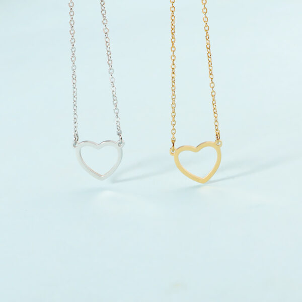 Wholesale European and American simple temperament hollow heart necklace stainless steel love clavicle chain female titanium steel peach heart pendant