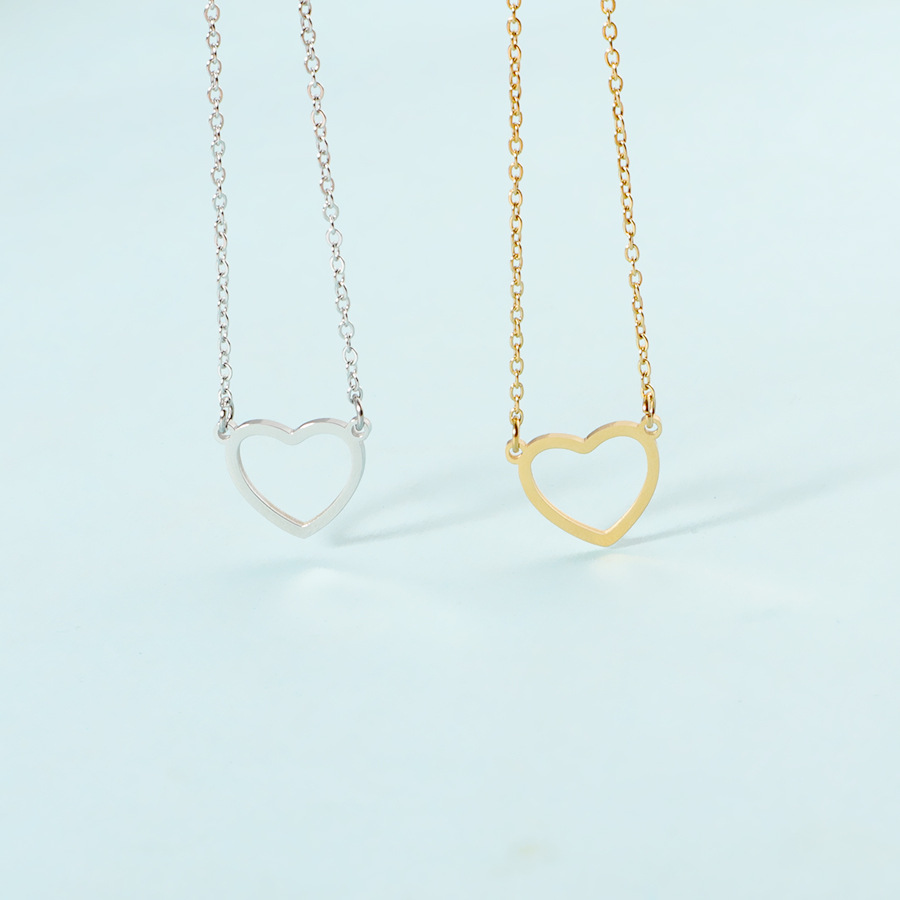 Wholesale European and American simple temperament hollow heart necklace stainless steel love clavicle chain female titanium steel peach heart pendant