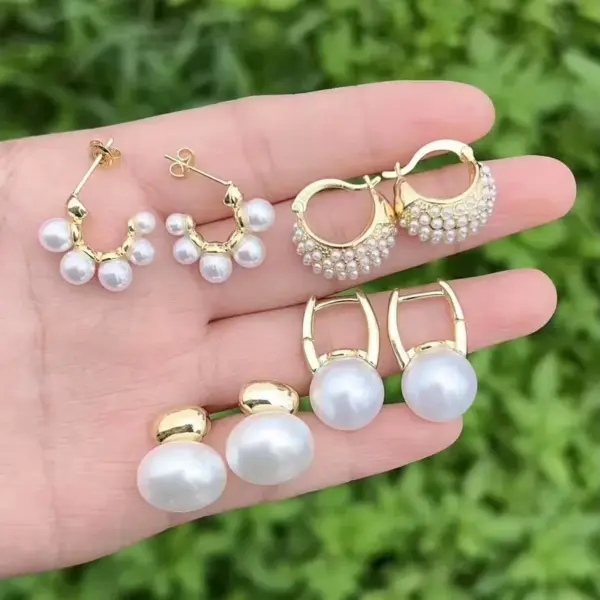 Wholesale 1 Pair/Package Casual Modern Style C Shape Round Oval Polishing Inlay Copper Acrylic Pearl 18K Gold Plated Earrings Ear Studs