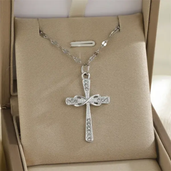 Wholesale Rack Plated 18K Gold Cross Flower Butterfly 201 Stainless Steel Imitation Pearl Zinc Alloy Simple Style Classic Pendant Necklace