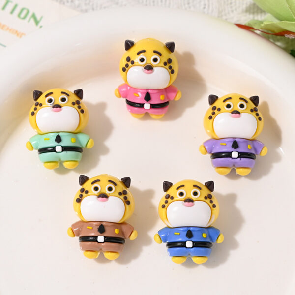 Wholesale Cute little leopard straight hole rubber beads
