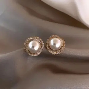 Gold-Winding Pearl Stud Earrings