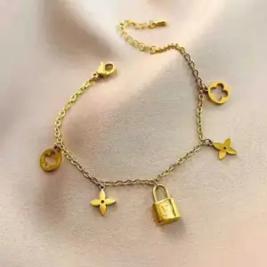14【E26】Padlock Bracelet / Gold
