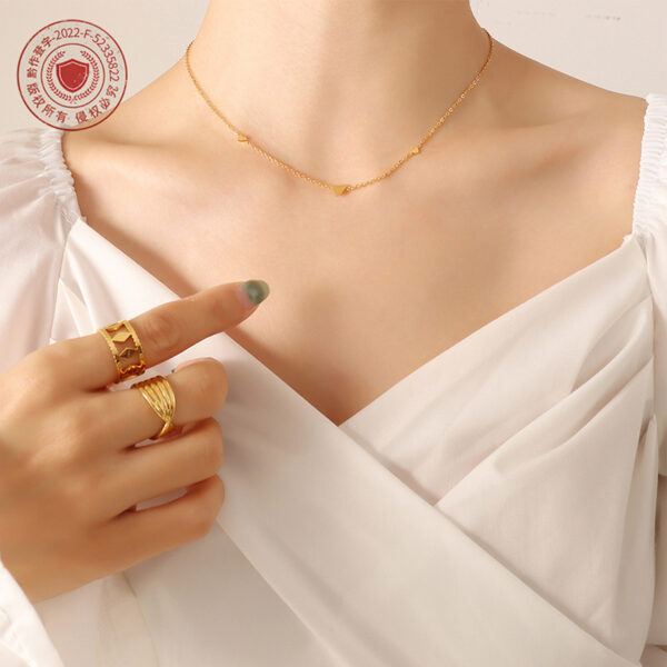 Wholesale Minimalist Exquisite All-match Small Love Sweet Cool Necklace Cute Niche Design Titanium Steel Plated 18K Gold Clavicle Chain for Women