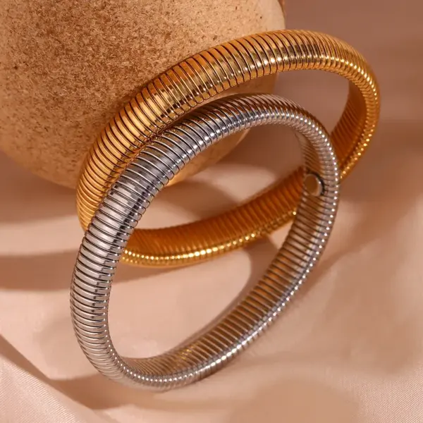 PVD Coated Real Gold Plated Solid Color Stainless Steel Vintage Style Simple Style Waterproof Non Tarnish Bangle