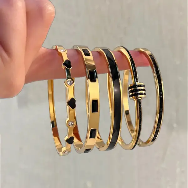 Wholesale PVD Coated Real Gold Plated Heart Shape 304 Stainless Steel Casual Simple Style Classic Style Waterproof Non Tarnish 304 Stainless Steel Bangle