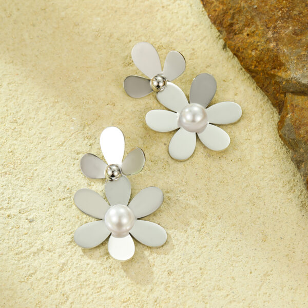 oly-fdf68f88d6e82331fa473ee8f056c784 Wholesale Cross-Border Customized Stainless Steel Earrings, Gold and Silver Flower-Shaped Flakes, but Fashionable and High-End Titanium Steel Earrings for Women