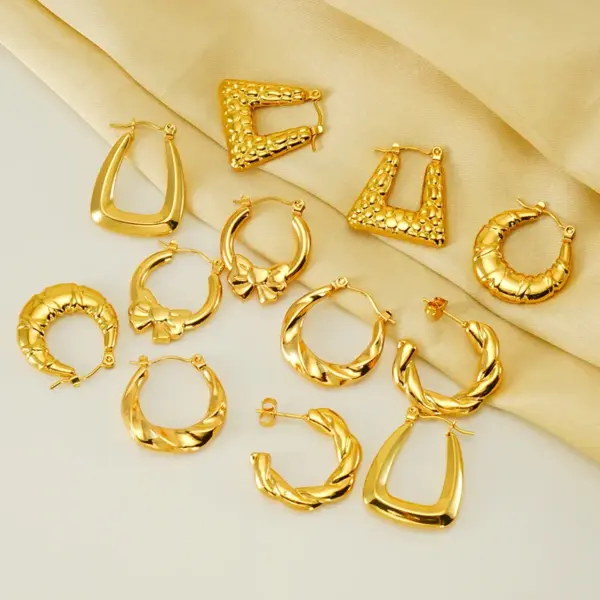 1 Pair Elegant Round Polishing Plating Stainless Steel Titanium Steel 18K Gold Plated Earrings