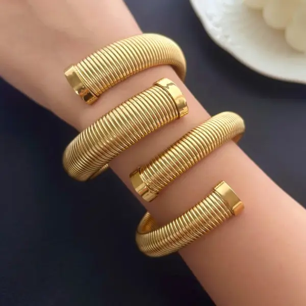 Wholesale PVD Coated 18K Gold Real Gold Plated Solid Color 304 Stainless Steel Simple Style Waterproof Non Tarnish 304 Stainless Steel Bangle
