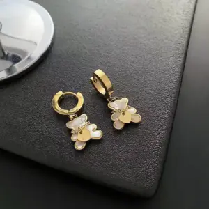 White Shell Gold Ear Clip
