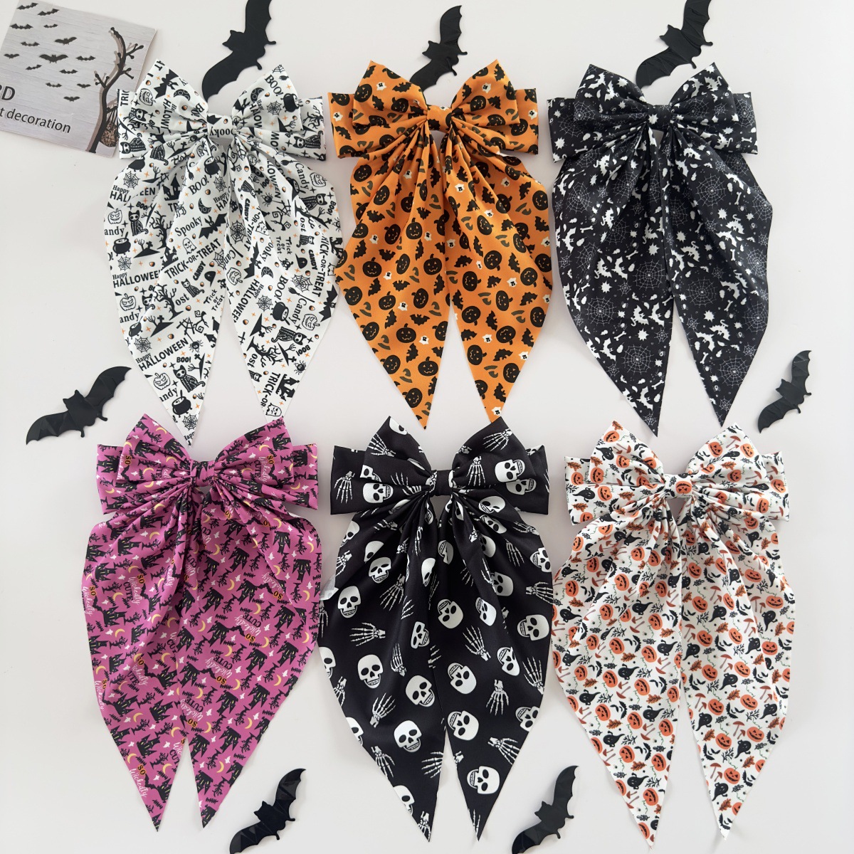 Wholesale New hair aessories featuring pumpkin skulls, ghost hands, and bows; spring clips for party decorations.