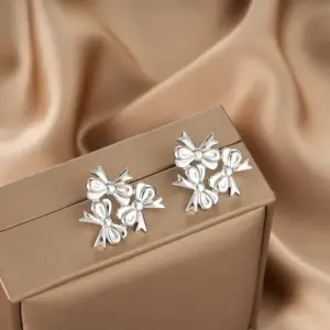 E1370-B (a Pair of Silver Ear Studs)