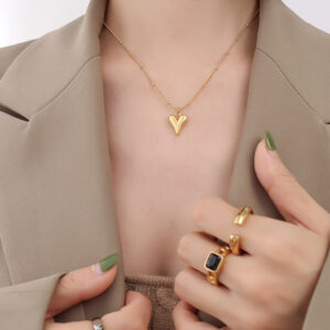 P575-gold love necklace