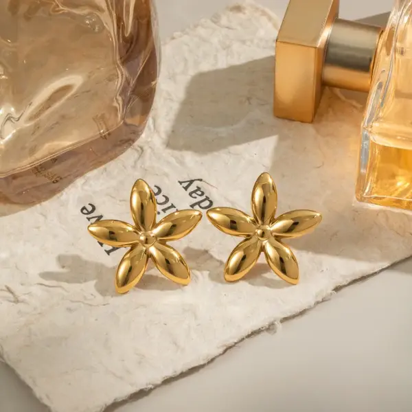 Wholesale PVD Coated Real Gold Plated 18K Gold Star 304 Stainless Steel Sweet Artistic Waterproof Non Tarnish Ear Studs