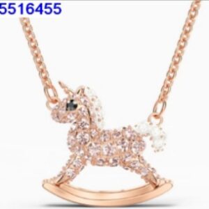Carriage necklace