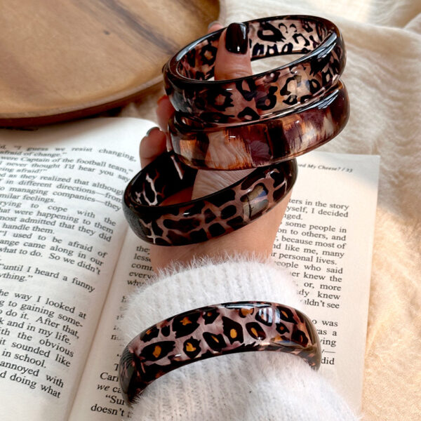 Wholesale Resin Geometric Autumn and Winter Leopard Print Transparent Round Geometric Bracelet Ig Stacked Wristband