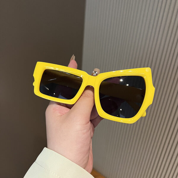 Wholesale Funny irregular sunglasses for women, fashionable concave sunglasses, sun-proof and UV-proof
