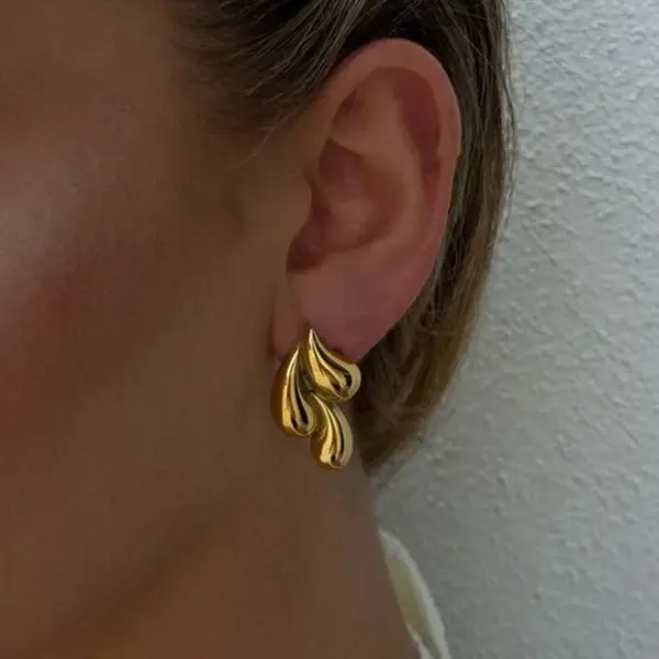 oly-027603386da5de3cece53b26c4b9be54 Wholesale 201 Stainless Steel 304 Stainless Steel Horns Flower Electroplating Stone-Free Imitation Gold French Style Sweet Asymmetrical Ear Studs