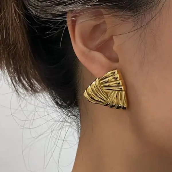 oly-038b190f3b691a76d1851953fd566f60 Wholesale 201 Stainless Steel 304 Stainless Steel Horns Flower Electroplating Stone-Free Imitation Gold French Style Sweet Asymmetrical Ear Studs