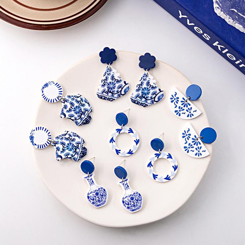 Wholesale Chinese style blue and white porcelain fragment earrings new Chinese retro acrylic blue earrings elegant geometric earrings for women