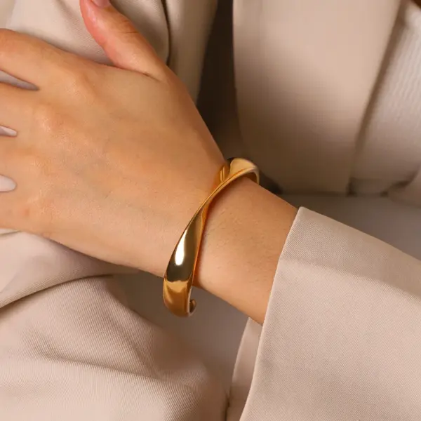 Wholesale Handmade Lines Bangle For Women In 304 Stainless Steel With 18K Real Gold Plated PVD Coated 0.03µm Thickness