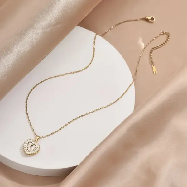Wholesale Fashionable Heart Shaped Pendant Necklace With Synthetic Zircon And Simulated Diamond Surrounding Water Wave Chain Design Unisex