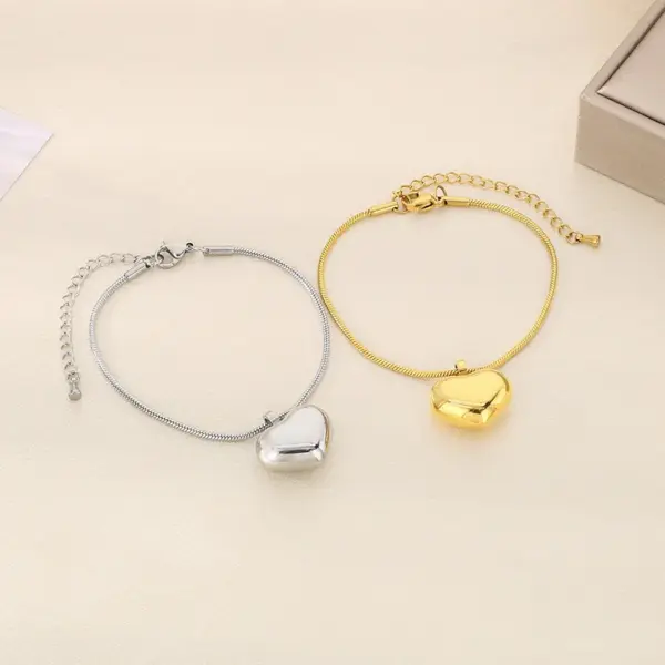 Wholesale Ion Plating (IP) 18K Gold Plated Heart Shape 304 Stainless Steel Casual Simple Style Streetwear Waterproof Non Tarnish 304 Stainless Steel Bracelets
