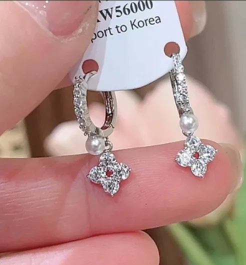 Wholesale Electroplated Brass Earrings For Women Featuring Silver Plated Finish And Pearl Inlay With Elegant Flower Design