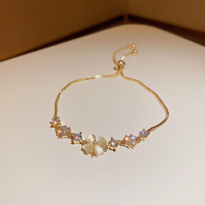 Wholesale Korean Style Dongdaemun High-End Temperament Bracelet for Women Electroplated Diamond Cat's Eye Petals Flower Hand Jewelry Wholesale Fashion