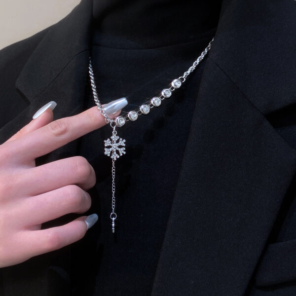 oly-081c10ead4337d8ce72d4719204edb8d Wholesale light luxury high-end full diamond snowflake necklace women’s fashion simple Joker autumn and winter sweater chain