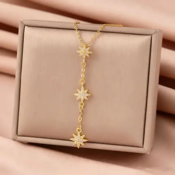 Wholesale Starburst Inlay Pendant Necklace For Women In Copper With 18K Real Gold Plated Water Plating And Artificial Rhinestones On Cable Chain