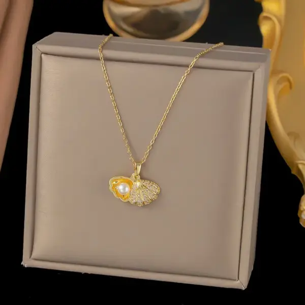 Wholesale Pearl Inlay Pendant Necklace For Women With 18K Real Gold Plated Copper And Artificial Rhinestones, Water Plating On Cable Chain