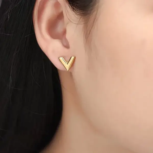 Wholesale 304 Stainless Steel V Shape PVD Coated 18K Real Gold Plated Elegant Simple Style Waterproof Non Tarnish Gold Bracelets Earrings Necklace