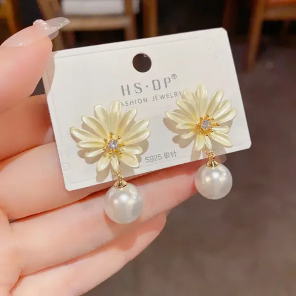 Wholesale French Luxurious Fashion Light Fresh Style Daisy Pearl Drop Earrings Women Elegant Gentle Versatile Design Bohemian Floral Print