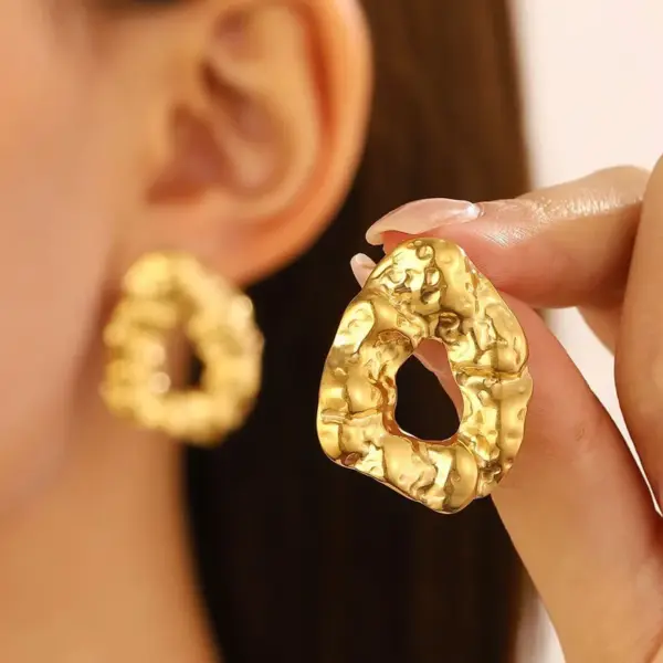 oly-0a9c605dab5803fdba4a3e55fd33e8e7 Wholesale 201 Stainless Steel 304 Stainless Steel Heart Shape Flower Electroplating Stone-Free Imitation Gold Vintage Style Classic Style Heart Flowers Drop Earrings Ear Studs