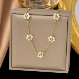 15 [Ah603] 5 Pearl Flower Necklace / Gold