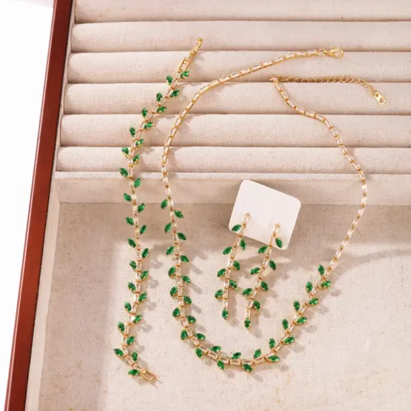 Wholesale Waterproof Leaf Pendant Necklace For Women With 18K Gold Plated Copper And Zircon Inlay, Handmade Chain