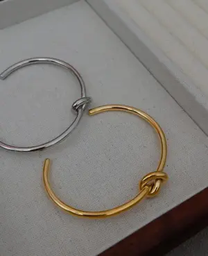 Wholesale 18K Gold Plated 304 Stainless Steel Solid Color Knot Bangle