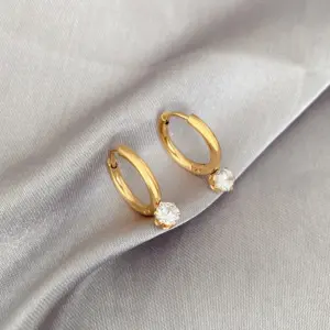 E0173-Six-Claw Single Diamond-Earrings- Gold