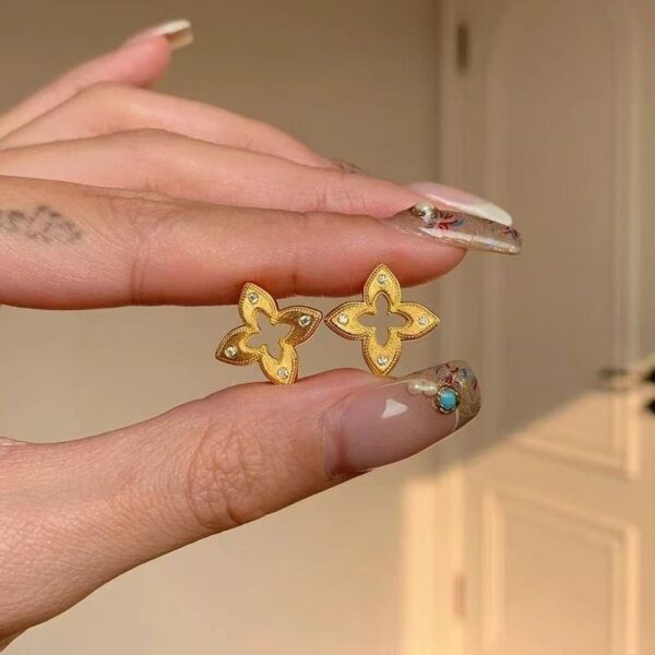 Wholesale Vintage brushed openwork four-leaf clover earrings made of copper, titanium, and steel