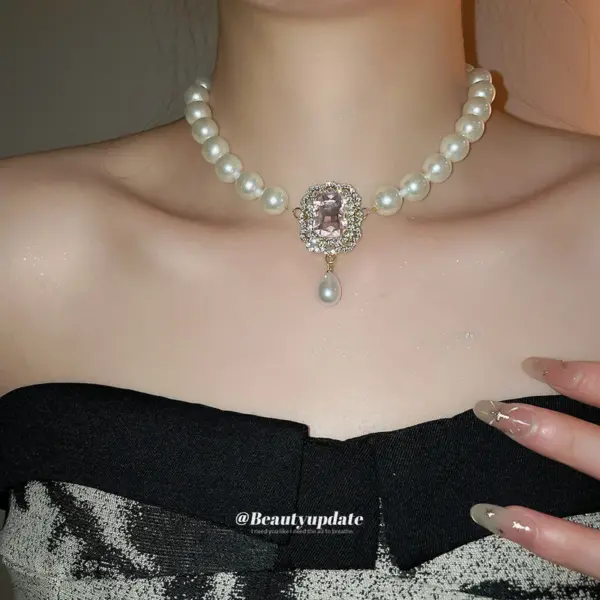 Wholesale Flowers Pendant Necklace For Women With Alloy Pendant Material Featuring Imitation Pearl And Rhinestones In White