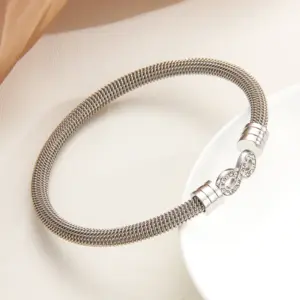 Steel-colored Figure 8 / 18k