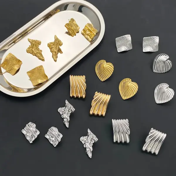 Wholesale 304 Stainless Steel Heart Shape Flower PVD Coated Gold Plated Vintage Style Simple Style Waterproof Non Tarnish Gold Ear Studs