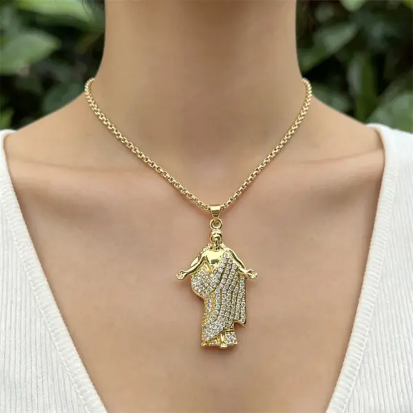 Wholesale Waterproof Non Tarnish Skull Pendant Necklace For Women In 18K Gold Plated Copper With Zircon Inlay And Snake Chain