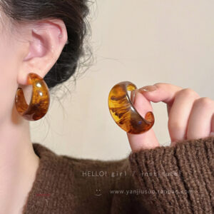 A2668 amber-autumn and winter amber water drop c-shaped earrings