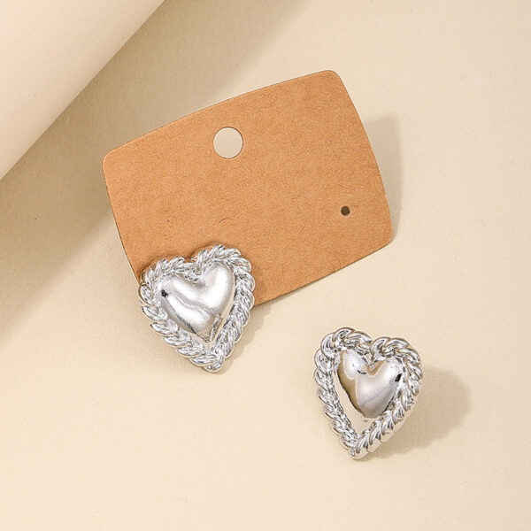 oly-135d71f23ecdec9a77071706377545e1 Wholesale 1 Pair of French-Style Vintage Fashion Exaggerated Earrings, Metal Sweet and Cute Heart-Shaped Stud Earrings for Women