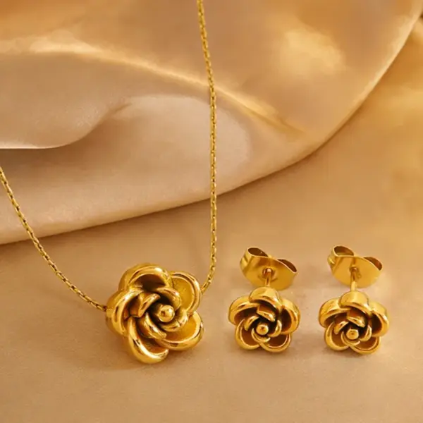 Wholesale Three-dimensional Flowers Jewelry Set In 304 Stainless Steel With 18K Gold Plated PVD Coating And Twisted Rope Chain