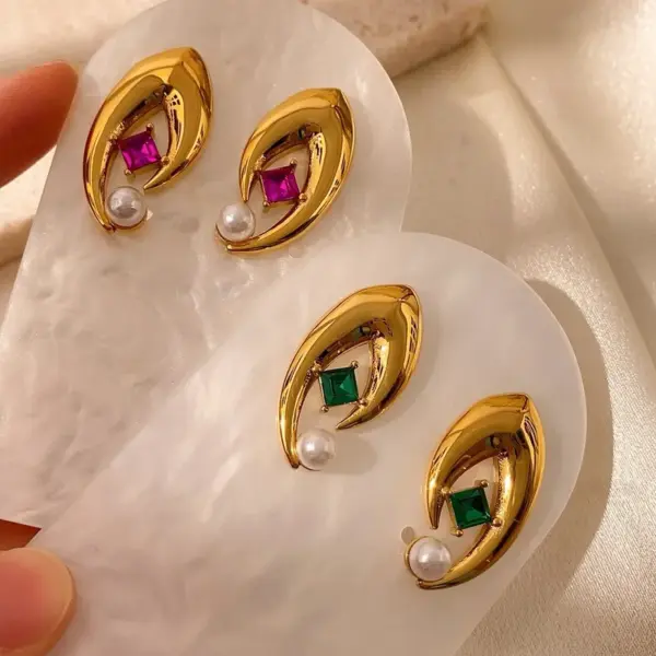 Wholesale Drapey Micro Inlaid Pearl Zirconia Three-Dimensional Titanium Steel Vacuum Electroplated (Fired) Earrings