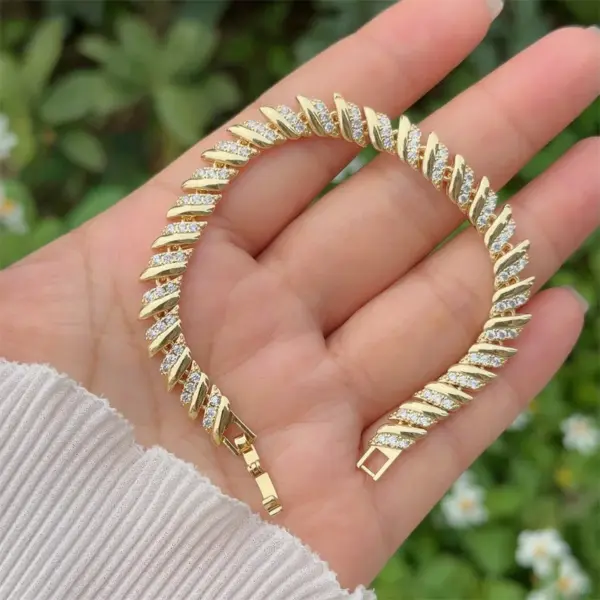 Wholesale Jewelry Retro Classic Style Geometric Heart Shape Copper Zircon 18K Gold Plated Inlay Bracelets